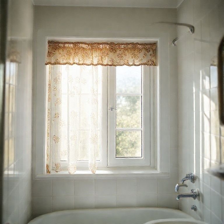 Janela de banheiro com cortina charmosa permitindo a entrada de luz natural.
