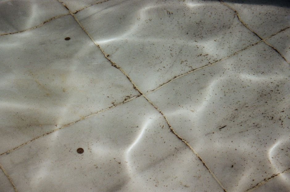 1. Piso frio ou úmido mesmo sem água correndo