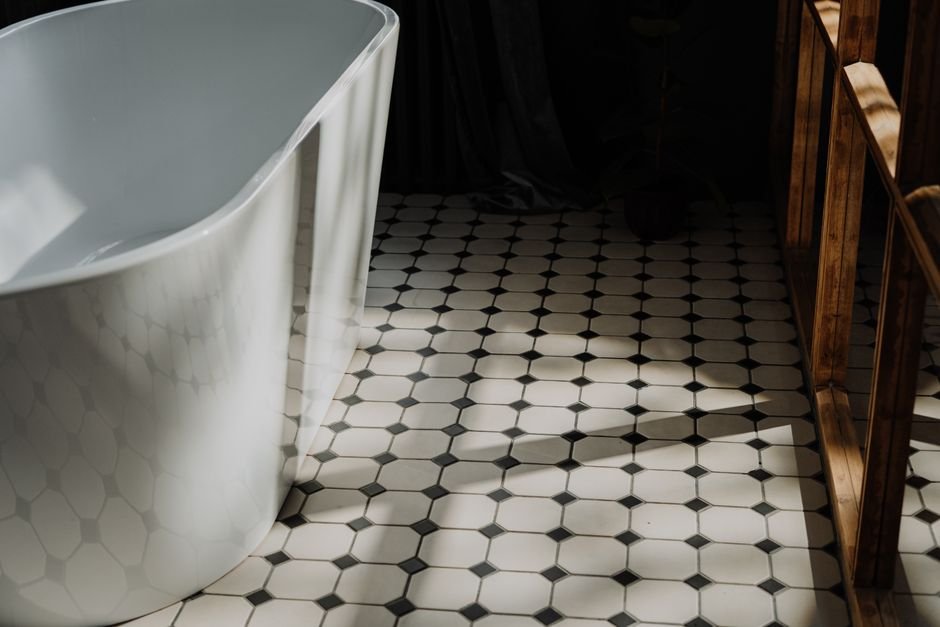 2. Escolher porcelanato só pela estética, sem checar PEI e antiderrapante