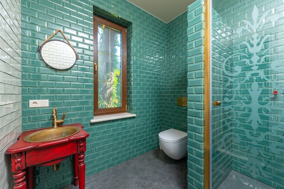 2. Meia parede em pastilha ou azulejo verde sálvia