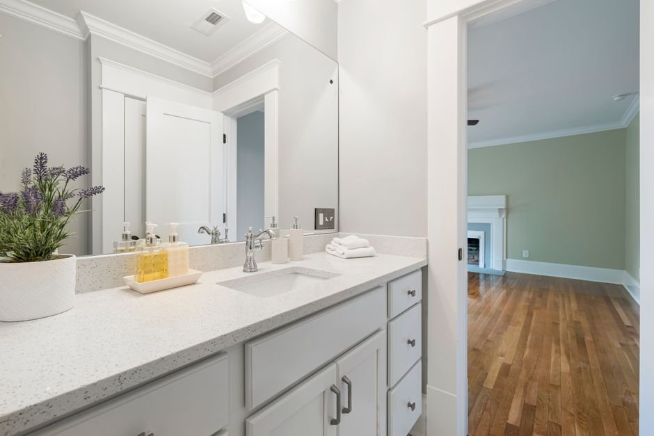 3. Toalhas e amenities à mostra