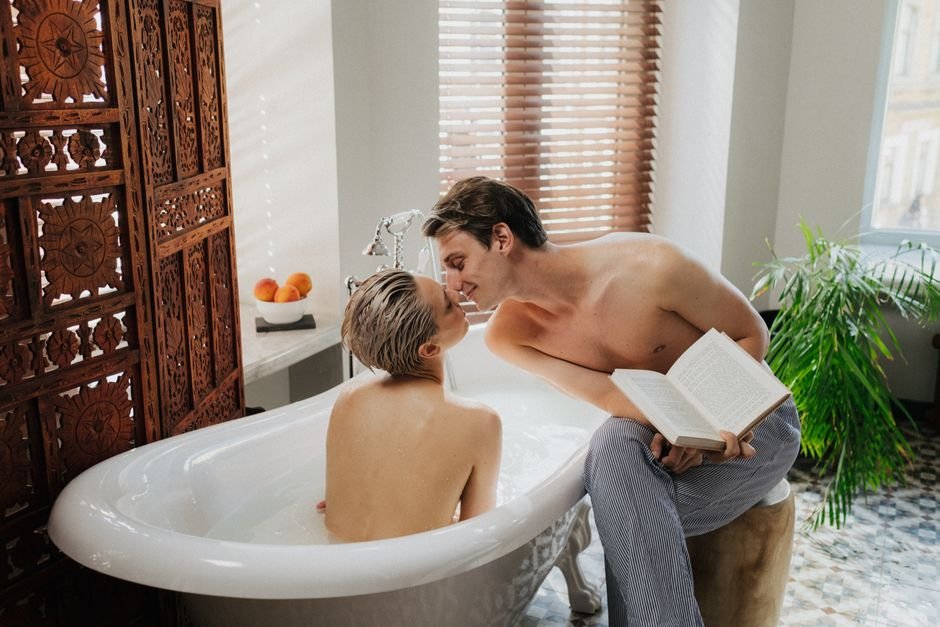 4. Banco na frente do vaso sanitário para revistas ou livros
