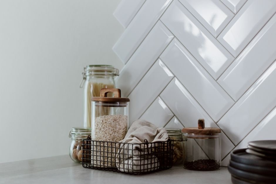 4. Use potes empilháveis para itens soltos