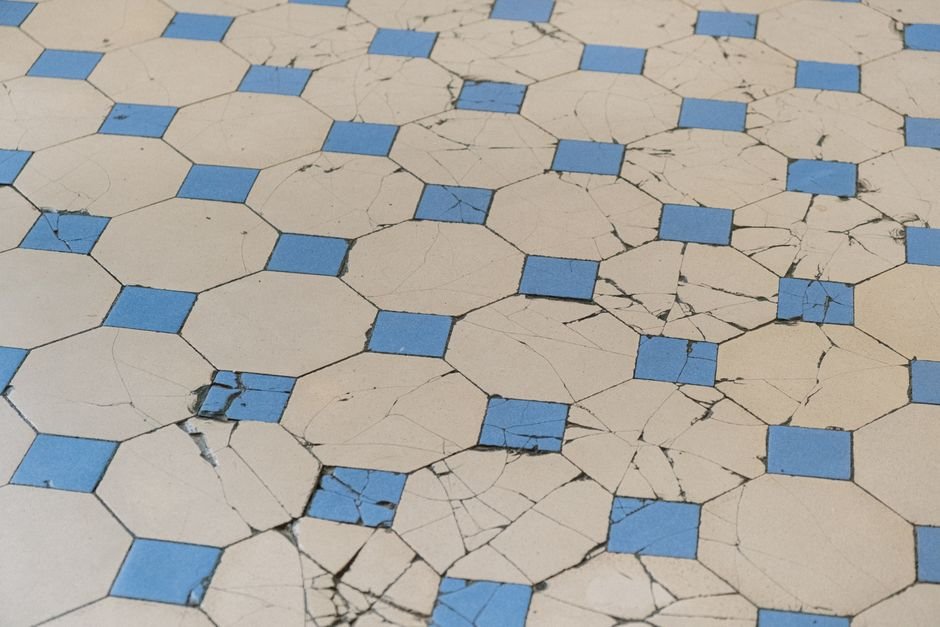 5. Piso ou revestimento que solta sozinho