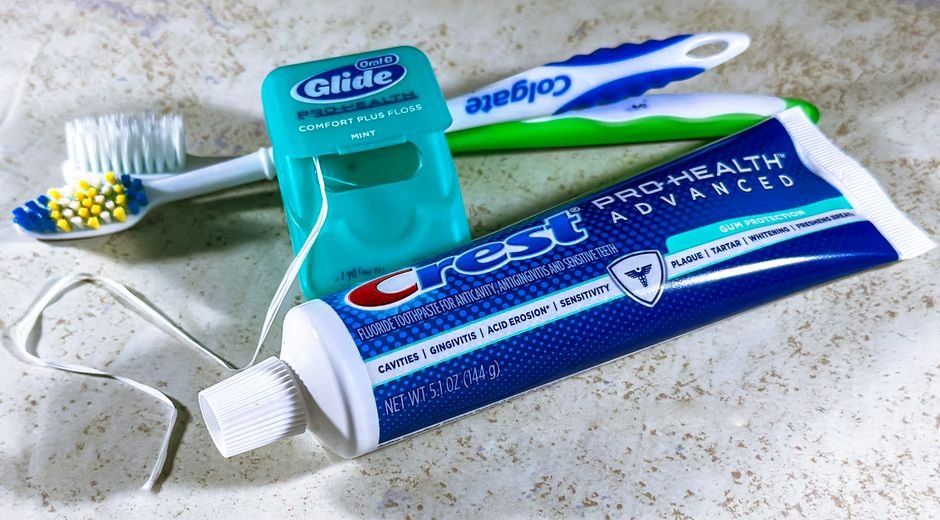 6. Organizador multifuncional com pasta e fio dental