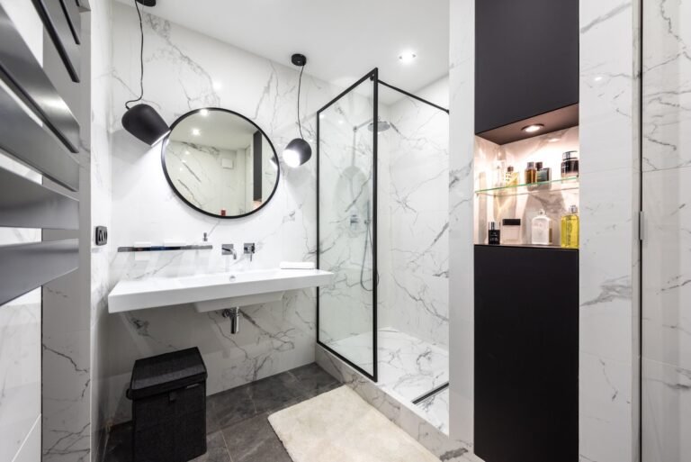 Banheiro com Nicho de Vidro: 5 Ideias para Deixar o Espaço Mais Elegante
