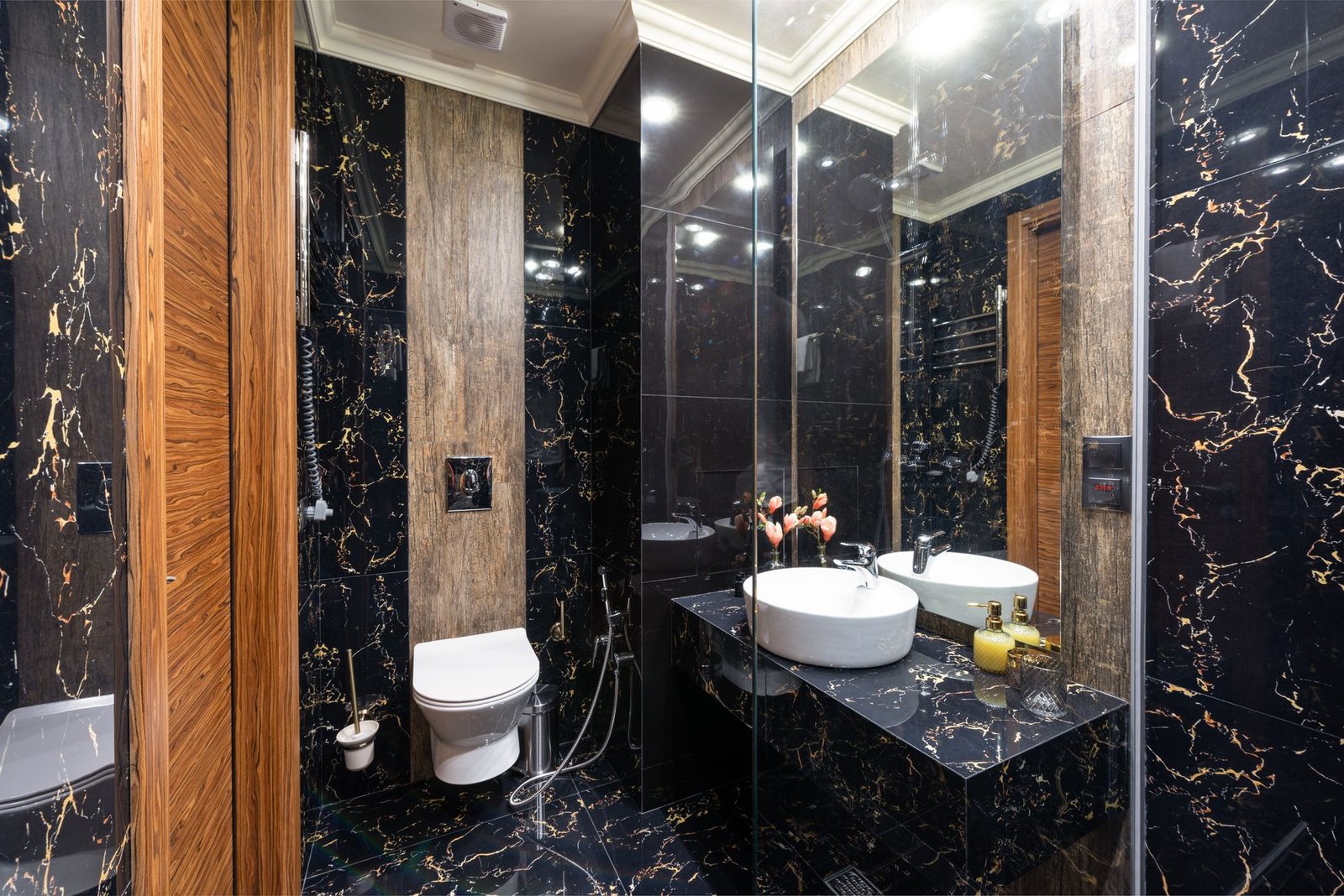 Banheiro preto e dourado: 5 erros para evitar na decoração