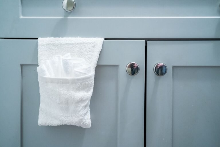 Como Organizar o Armário do Banheiro Pequeno: 5 Ideias Que Funcionam