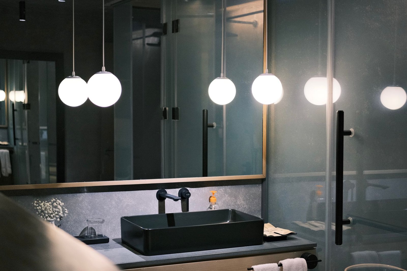 Luminária pendente no banheiro: 5 erros de instalação para evitar