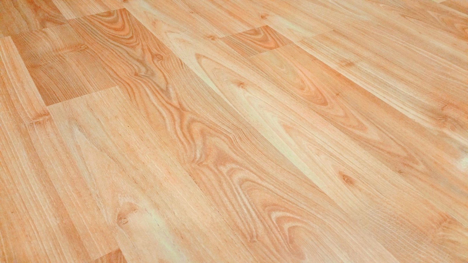 Piso laminado no banheiro: 5 erros que comprometem a durabilidade