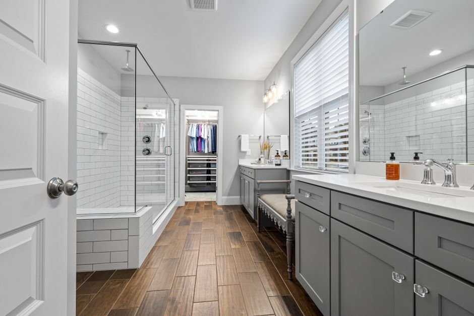 1. Vidro entre o banheiro e o closet ou quarto