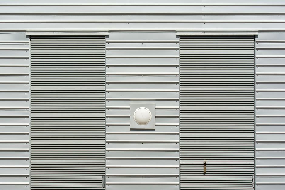 2. Porta com grelha de ventilação