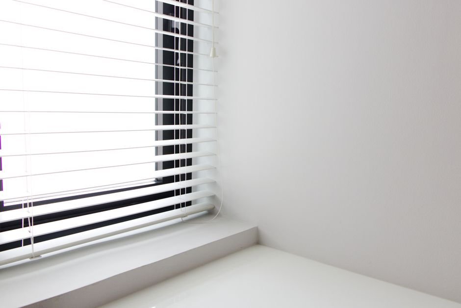 3. Ignorar a ventilação ao fechar as lâminas totalmente