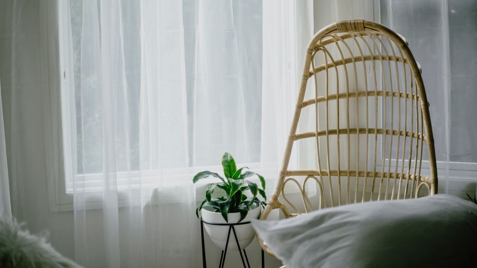 Ideia 3: pufe de vime ou fibra natural para o estilo boho
