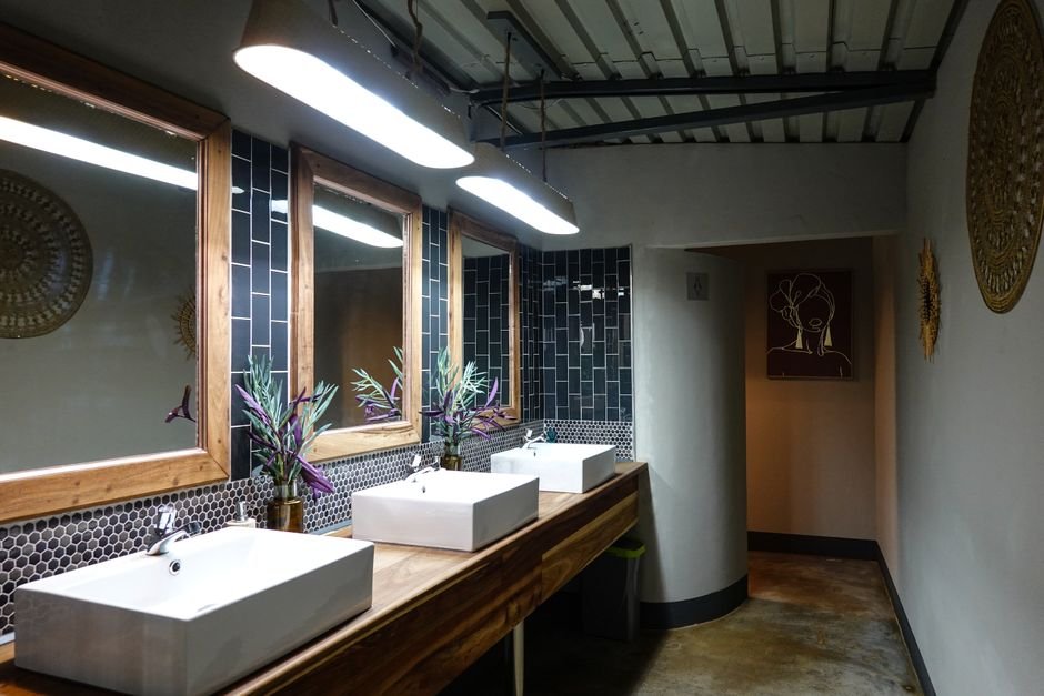 Onde o trilho de LED funciona melhor no banheiro