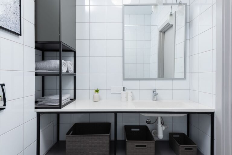 Organizador de maquiagem para banheiro: 6 soluções para espaço compartilhado