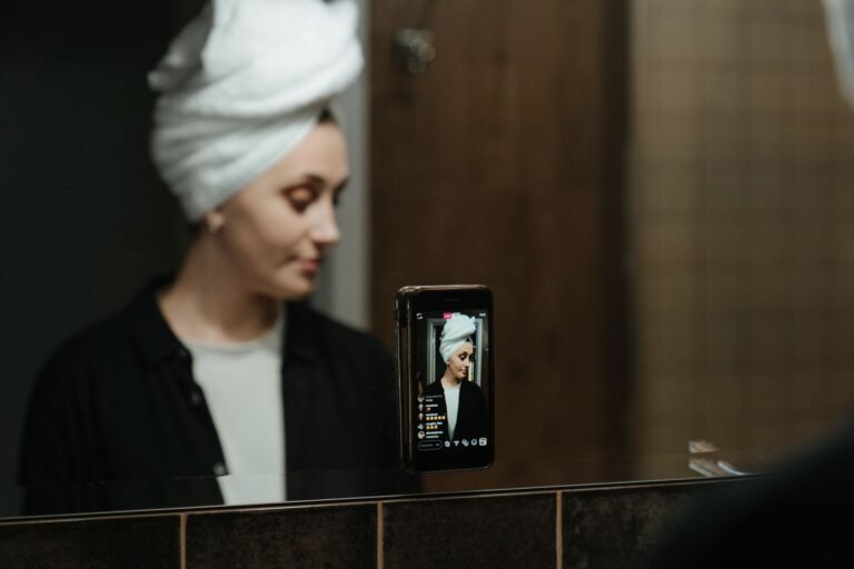 Suporte de celular no banheiro: 5 ideias para instalar sem risco