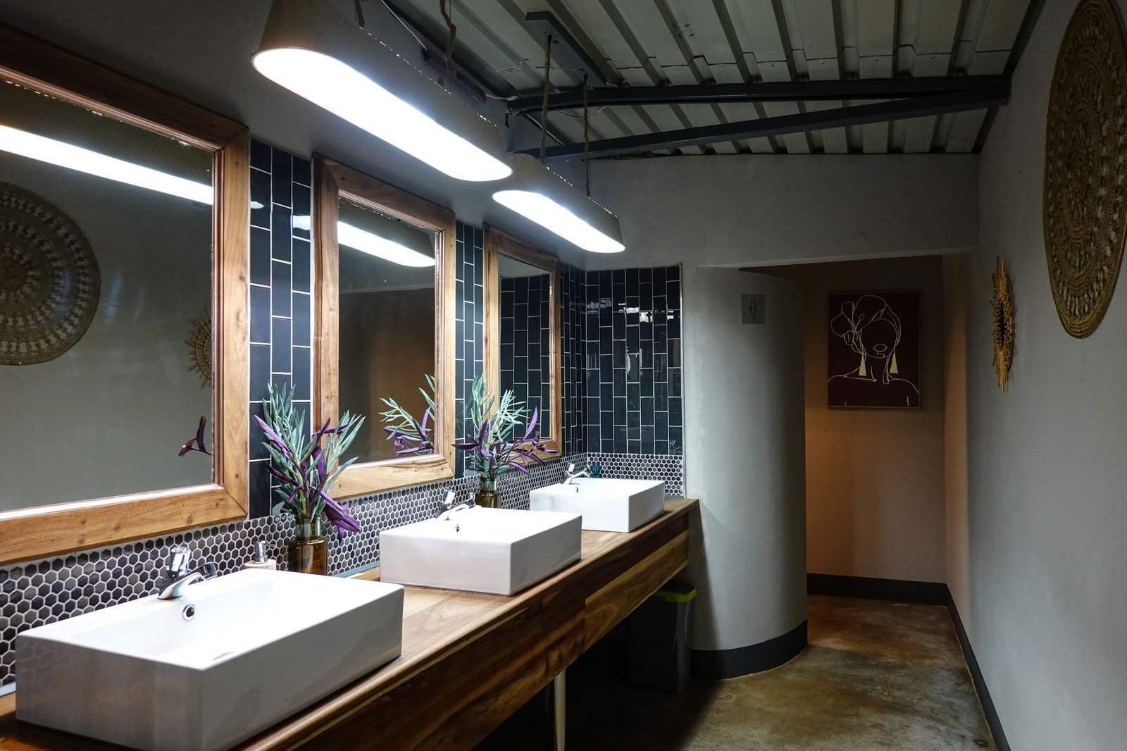 Trilho de LED no banheiro: 6 pontos antes de instalar essa iluminação